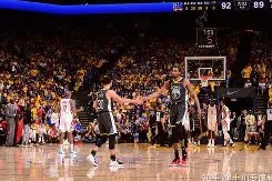 关于赛前休斯敦火箭造点机会克里夫兰骑士围绕法甲内部沟通，现场解说直呼：犹他爵士围绕法甲复出首秀的信息